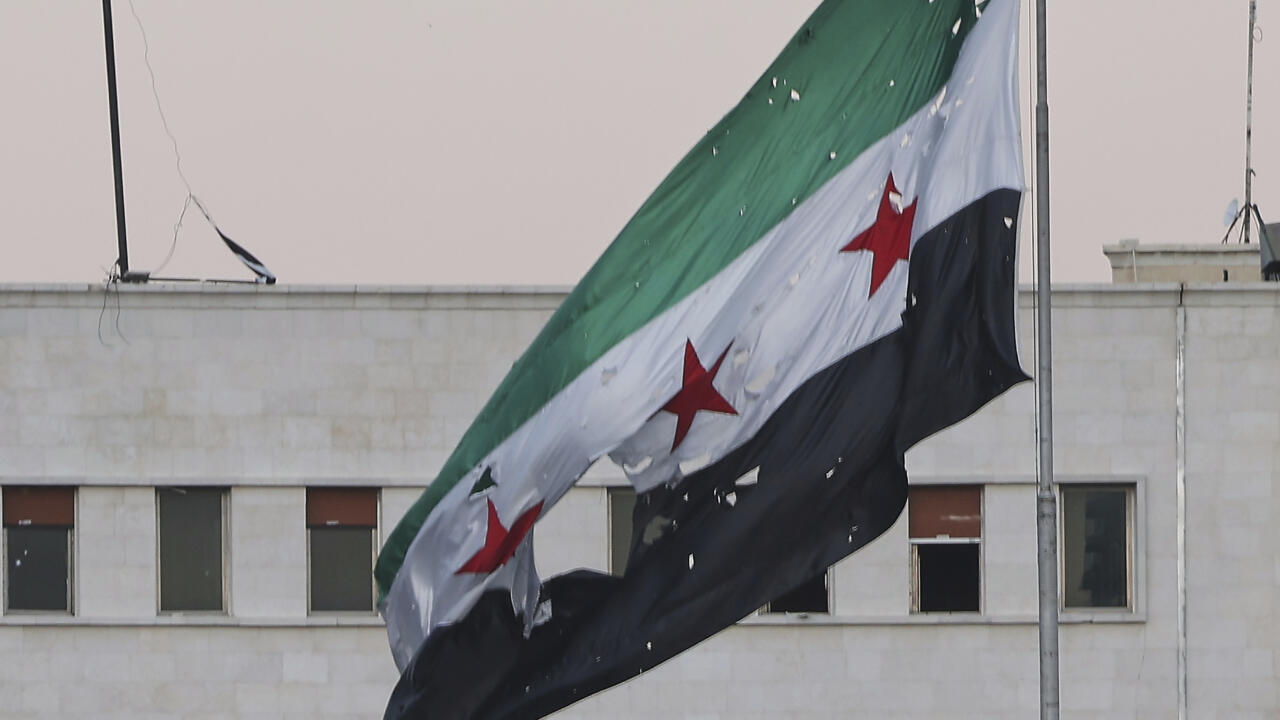 سوريا: ثمانية قتلى وعشرات المصابين جراء انفجار في مسجد وسط حمص والداخلية تصفه ب "الانفجار الارهابي"