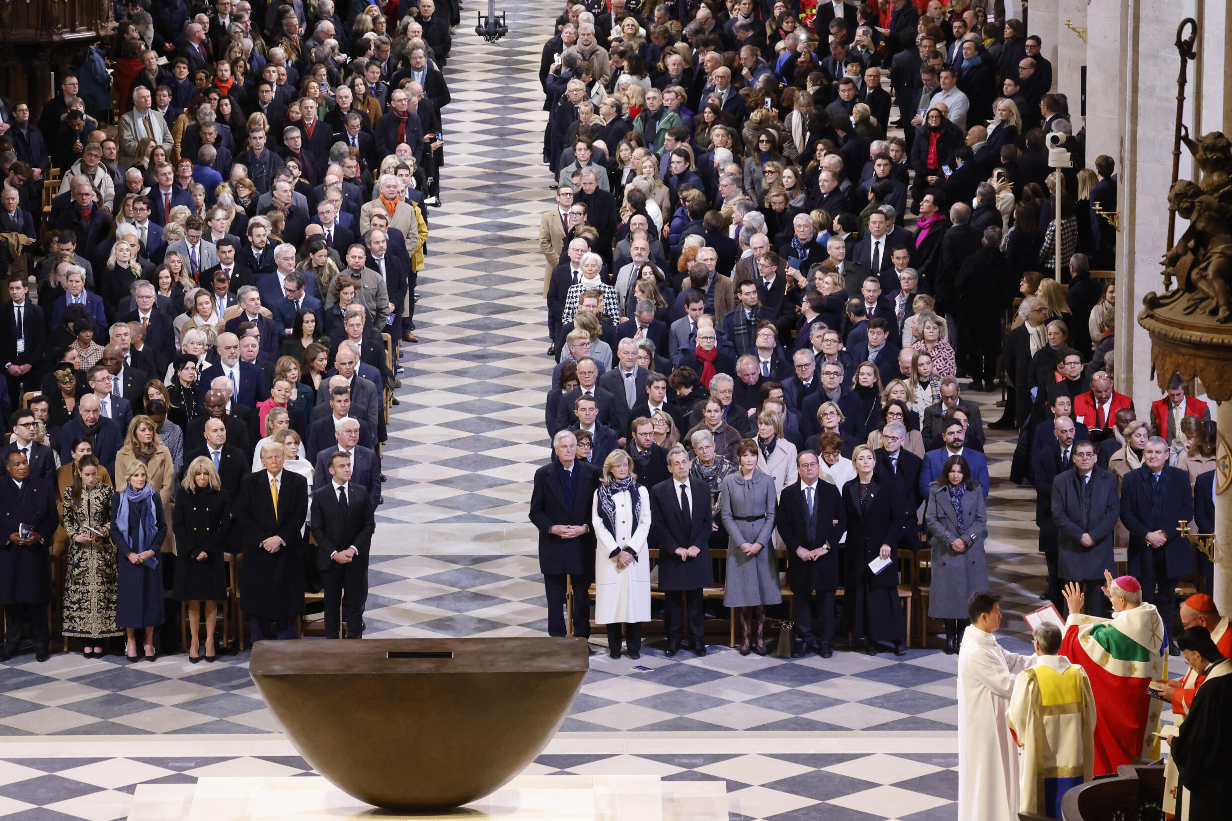 Des dirigeants du monde entier et des invités écoutent l'archevêque de Paris Laurent Ulrich lors d'une cérémonie pour la réouverture de la cathédrale Notre-Dame, à Paris le 7 décembre 2024