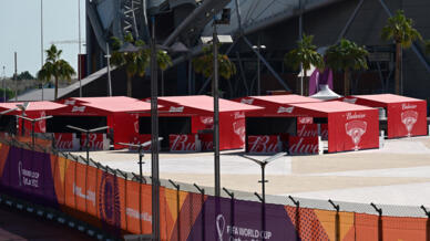 Un kiosque de la marque Budweiser près du stade Khalifa international à Doha, au Qatar, le 18 novembre 2022.