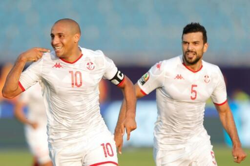 مهاجم تونس وهبي الخزري (يسار) يحتفل مع زميله أسامة الحدادي بإدراك التعادل في مرمى مالي (1-1) في الجولة الثانية من دور المجموعات لنهائيات أمم إفريقيا 2019 في مصر في 28 حزيران/يونيو 2019.
