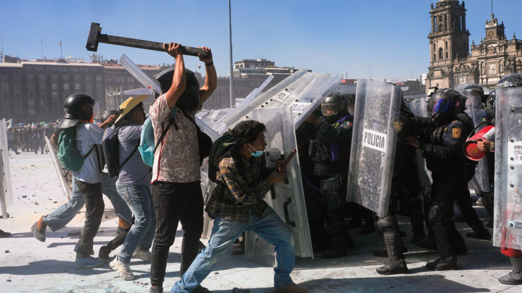 أسفرت الاحتجاجات المناهضة للجريمة في مكسيكو سيتي عن إصابة 120 شخصا، معظمهم من الشرطة