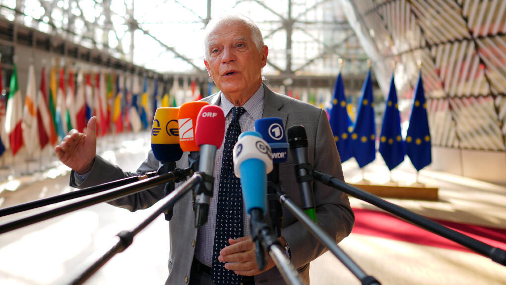 El jefe de la política exterior de la Unión Europea, Josep Borrell, habla con los medios de comunicación cuando llega a una reunión de los ministros de Asuntos Exteriores de la UE en Bruselas el lunes 18 de julio de 2022.