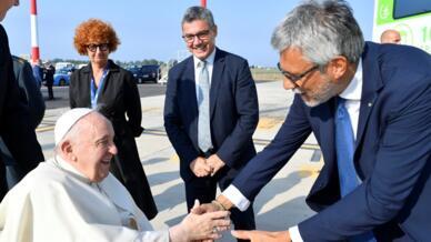 El Papa Francisco saluda a una persona cuando llega para abordar un avión para su visita a Canadá, en el Aeropuerto Internacional de Roma-Fiumicino en Fiumicino, Italia, el 24 de julio de 2022.