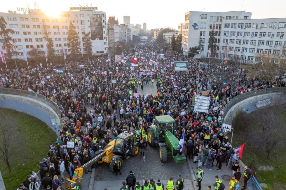Des dizaines de milliers de manifestants rassemblés à Novi Sad, en Serbie, pour marquer les trois mois de l'effondrement meurtrier du toit d'une gare de la ville, qui a déclenché un mouvement national de contestation contre les autorités, le 1er février 2025
