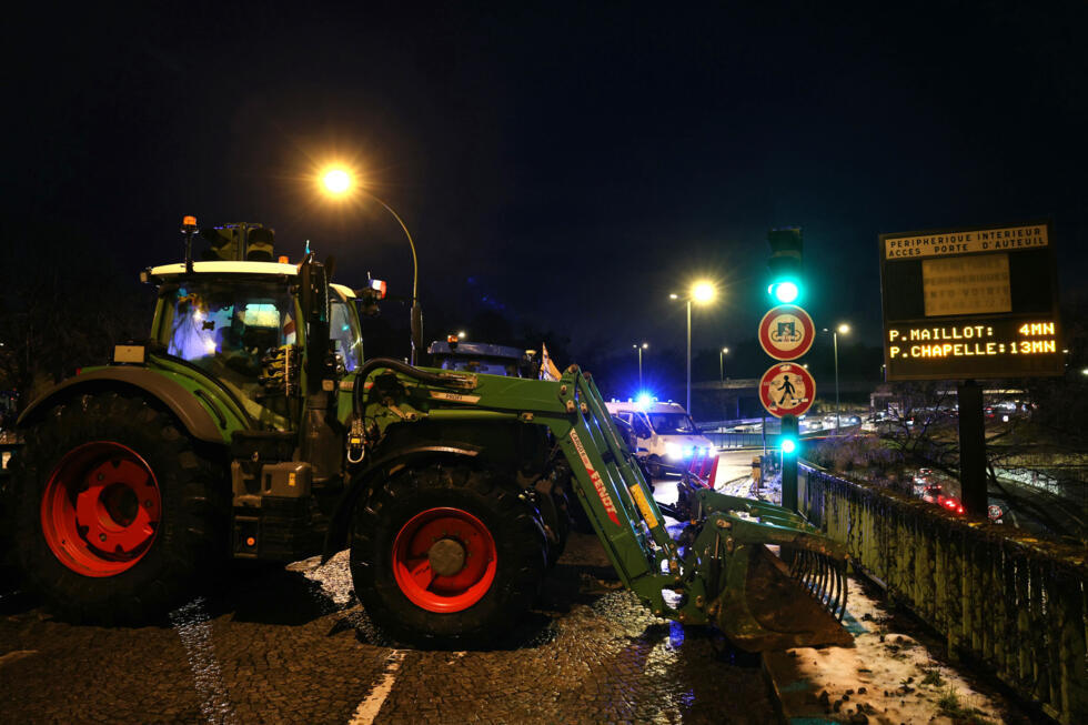 Un tractor bloquea una carretera en una entrada de París, el 8 de enero de 2026
