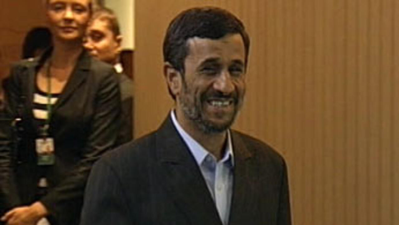 Malgré la tension à Téhéran, Ahmadinejad se rend en Russie