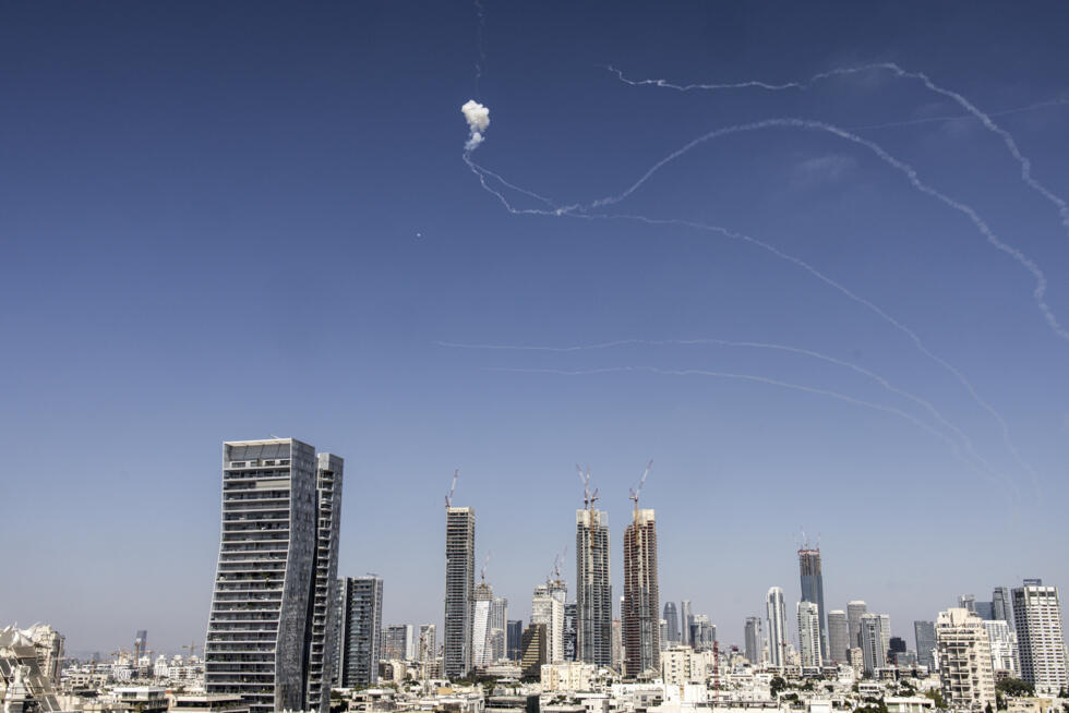 Un missile est intercepté au-dessus de Tel-Aviv le 20 juin 2025, après que l'Iran a tiré une nouvelle salve de missiles