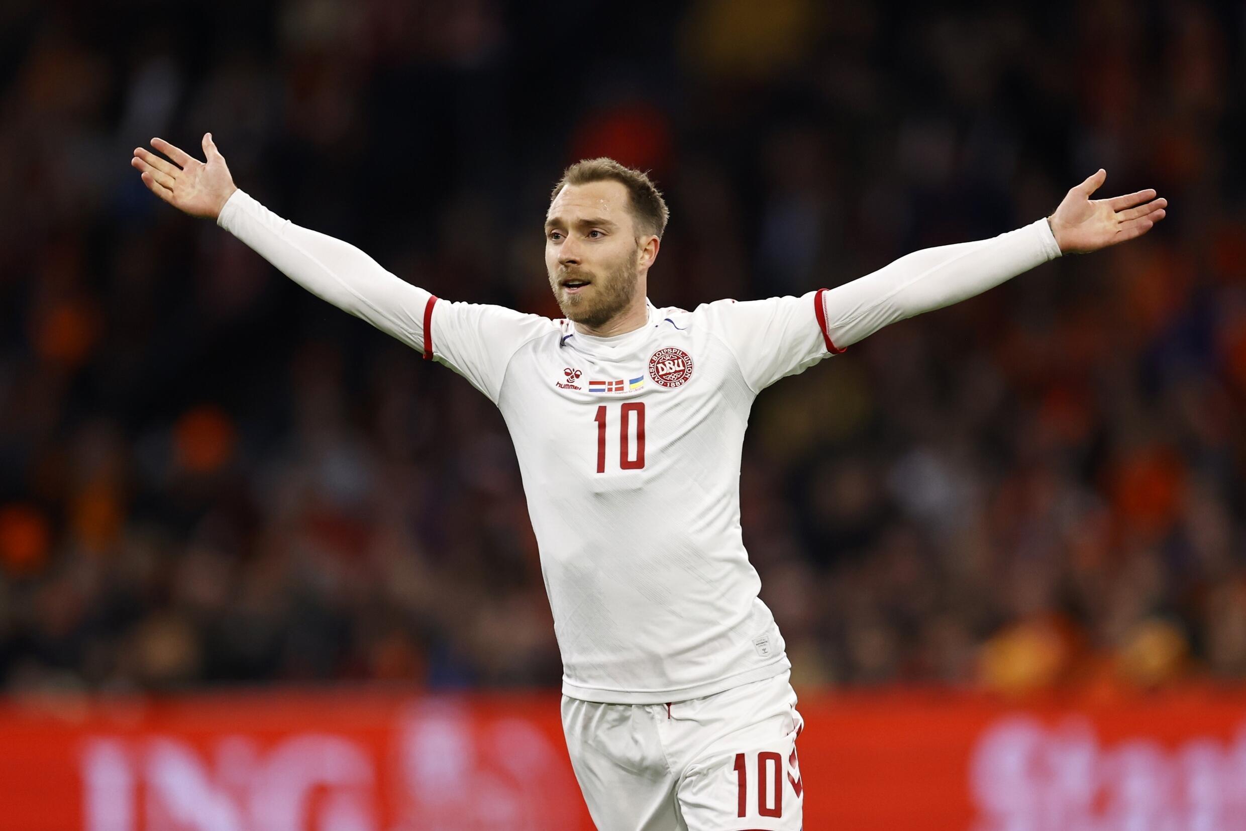 Die Freude des Dänen Christian Eriksen, nachdem er während ihres Freundschaftsspiels am 26. März 2022 in der Johan Cruyff Arena in Amsterdam ein Tor gegen die Niederlande erzielt hatte.