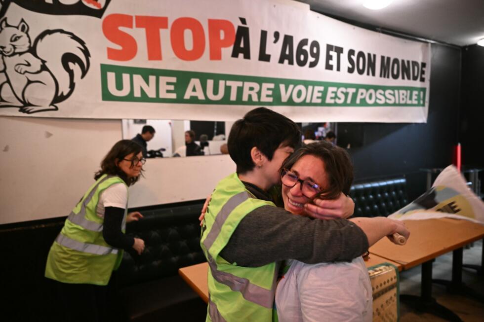 Les opposants à l'A69 se réjouissent après la décision du tribunal administratif de Toulouse, le 27 février 2025.