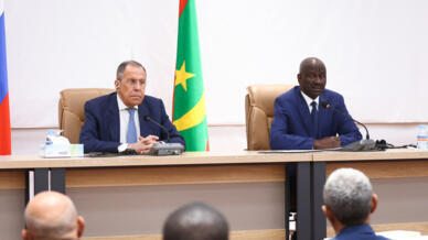 Le ministre russe des Affaires étrangères Sergueï Lavrov et son homologue mauritanien Mohamed Salem Ould Marzouk tiennent une conférence de presse conjointe à l'issue de leurs entretiens à Nouakchott, le 8 février 2023.