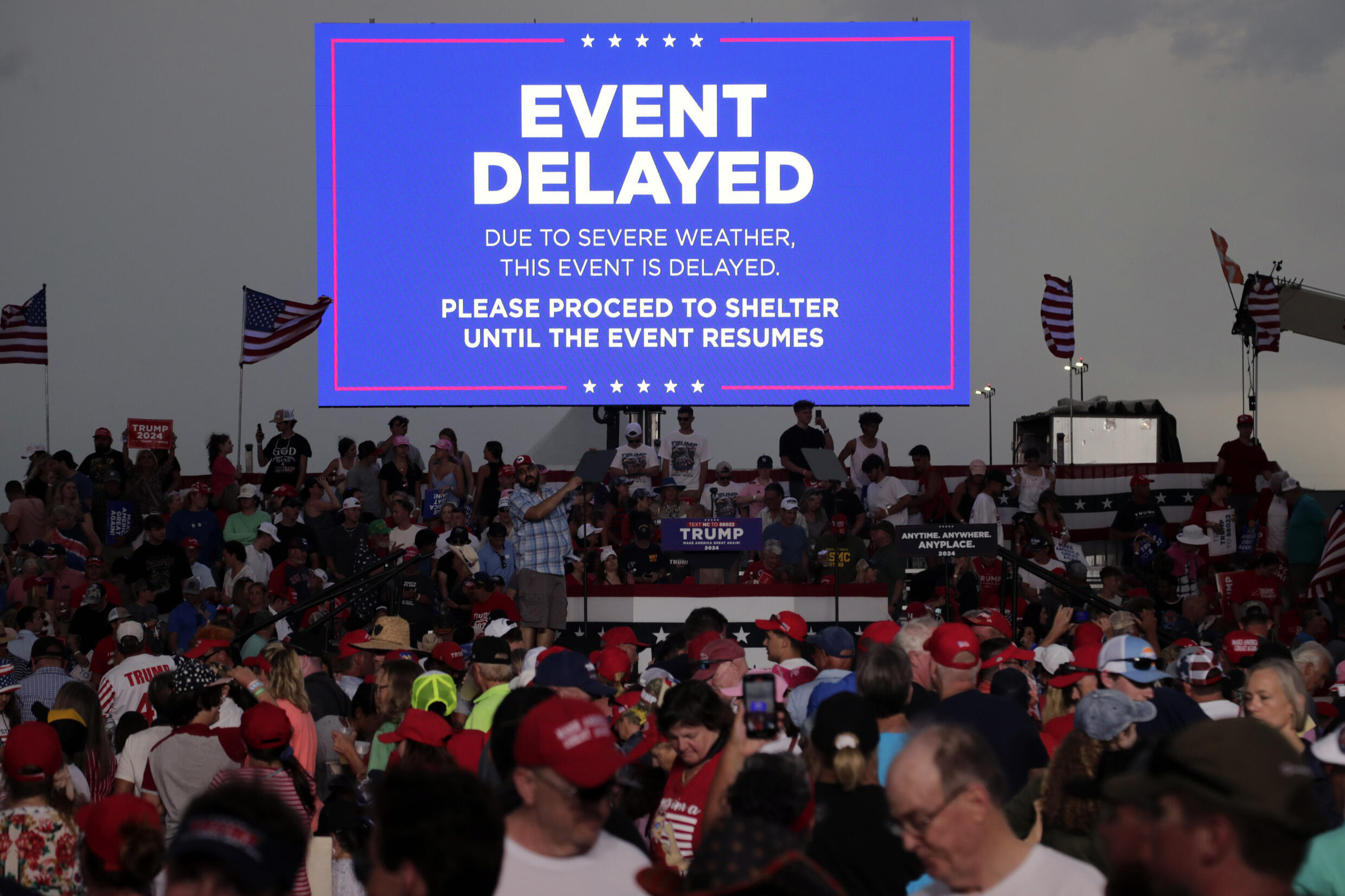 Des partisans de l'ancien président Donald Trump quittent le rassemblement après qu'il ait été annulé en raison d'une météo menaçante à Wilmington, en Caroline du Nord, le 20 avril 2024.