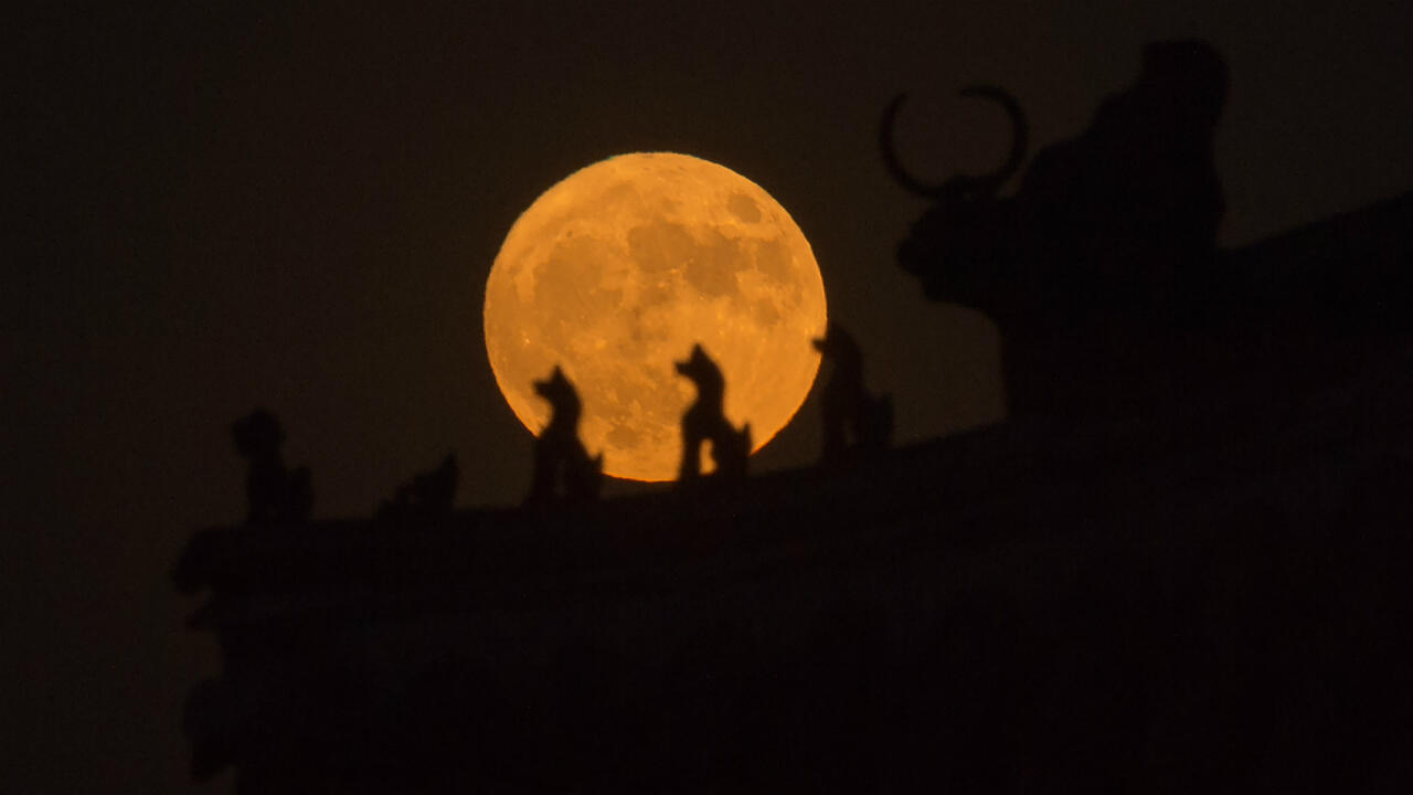 Chinese probe first-ever to explore dark side of the moon - France 24