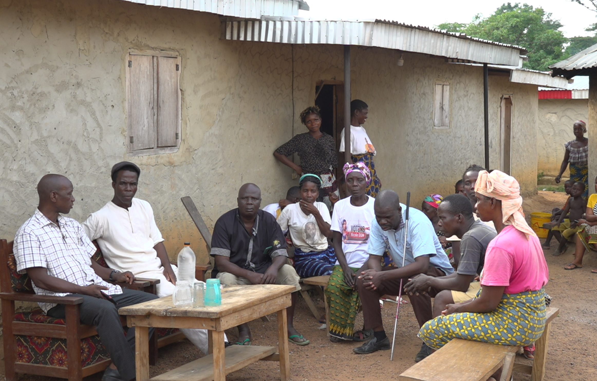 Une séance de sensibilisation est menée auprès des planteurs, dans un village de l'ouest de la Côte d'Ivoire.