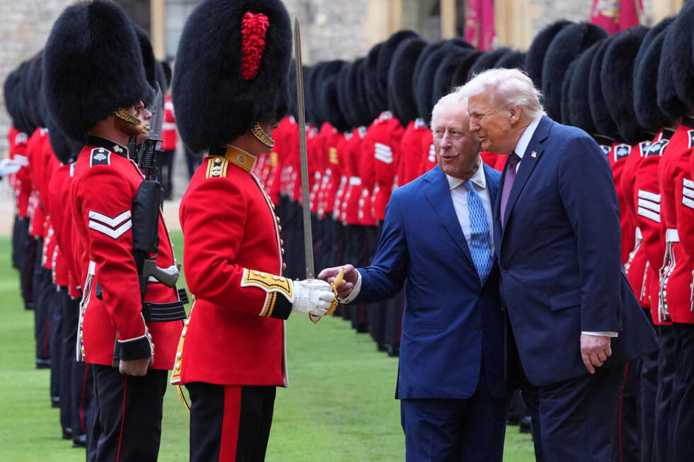 El presidente Donald Trump y el rey Carlos III de Gran Bretaña pasan revista a la Guardia de Honor tras su llegada al Castillo de Windsor, en Windsor, Inglaterra, el miércoles 17 de septiembre de 2025.