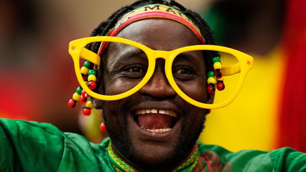 Un supporter malien attend le coup d'envoi du match de football de la Coupe d'Afrique des nations entre le Maroc et le Mali à Rabat, vendredi 26 décembre 2025