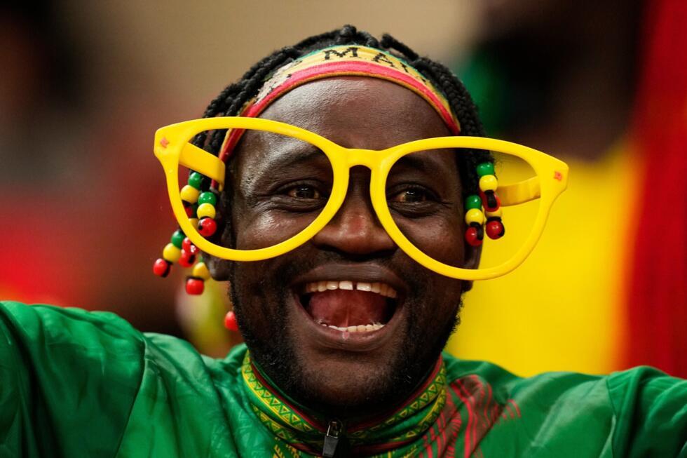 Un supporter malien attend le coup d'envoi du match de football de la Coupe d'Afrique des nations entre le Maroc et le Mali à Rabat, vendredi 26 décembre 2025