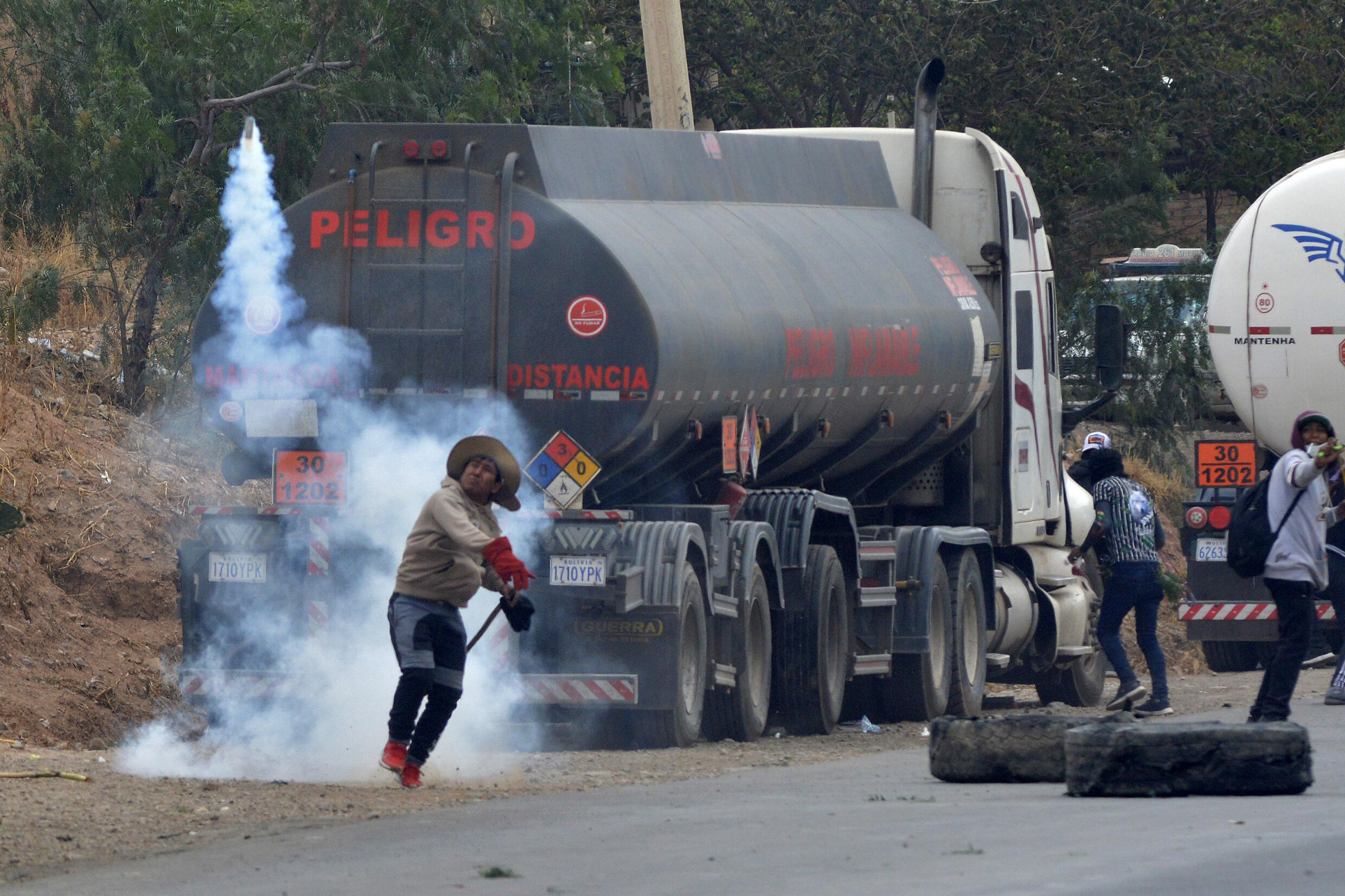 Des partisans de l'ex-président bolivien Evo Morales affrontent la police anti-émeute à un barrage routier à Cochabamba (Bolivie), le 25 octobre 2024.