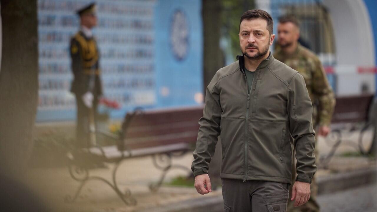 El presidente de Ucrania, Volodímir Zelenski, visita el Muro de la Memoria de los Defensores Caídos de Ucrania, durante la conmemoración del día de los Defensores del país, en Kiev, Ucrania, el 14 de octubre de 2022.