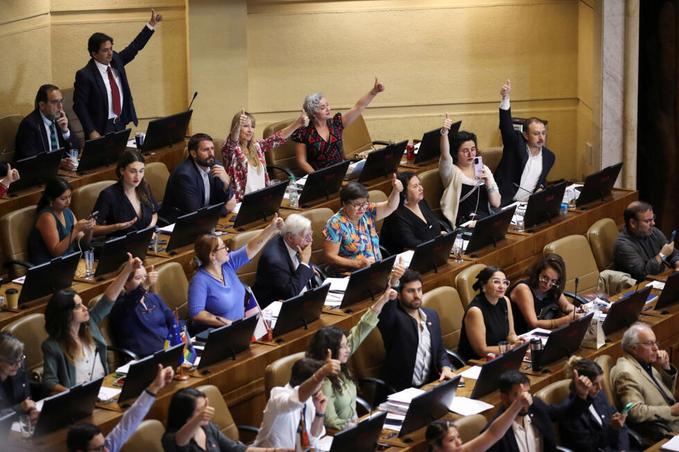 Parlamentarios del gobierno votan un proyecto de ley para reformar el sistema privado de pensiones del país en el congreso en Valparaíso, Chile, 29 de enero de 2025.