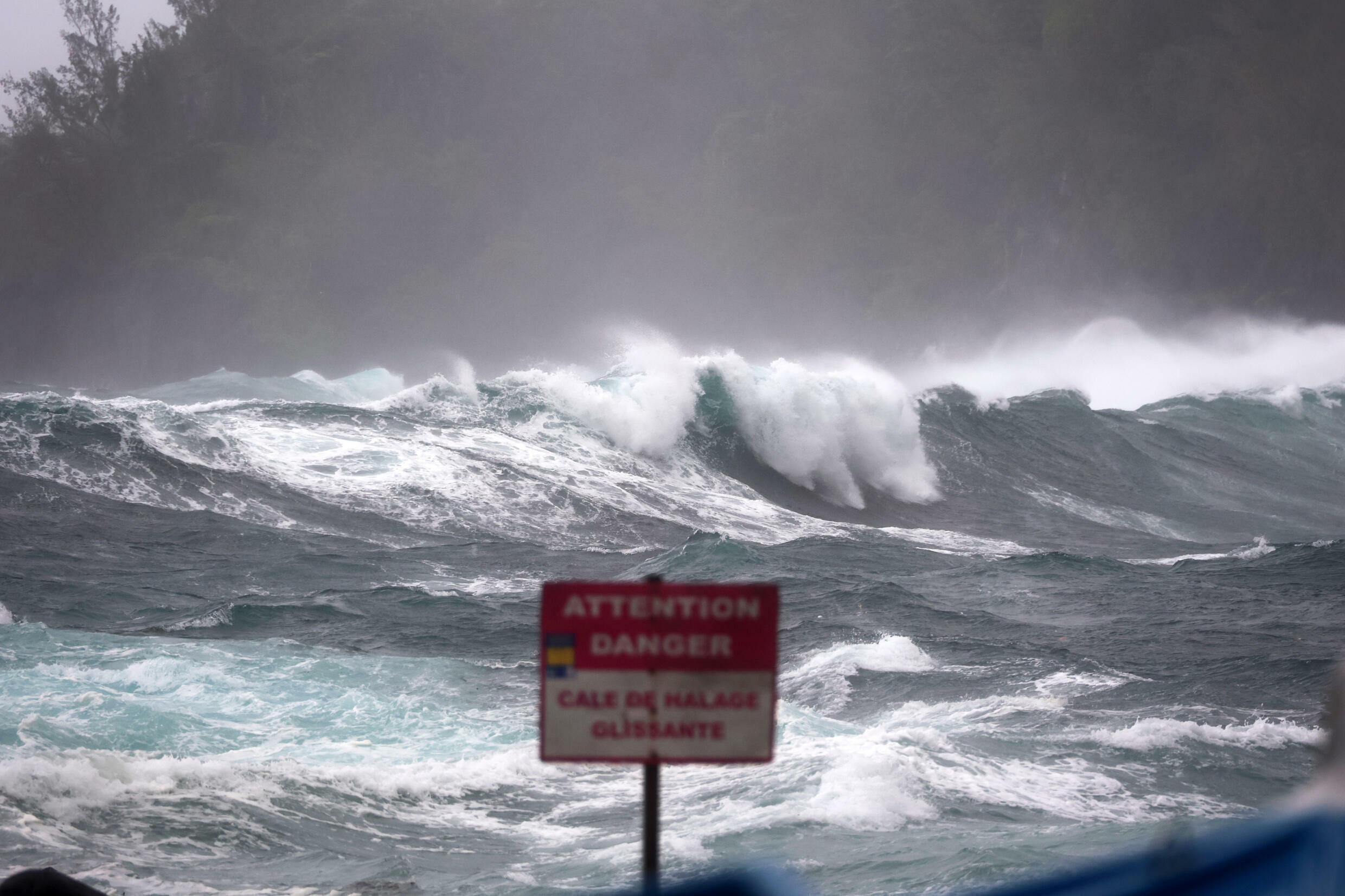L'île a été placée en alerte rouge, demandant à ses 860 000 habitants de se barricader à l'intérieur