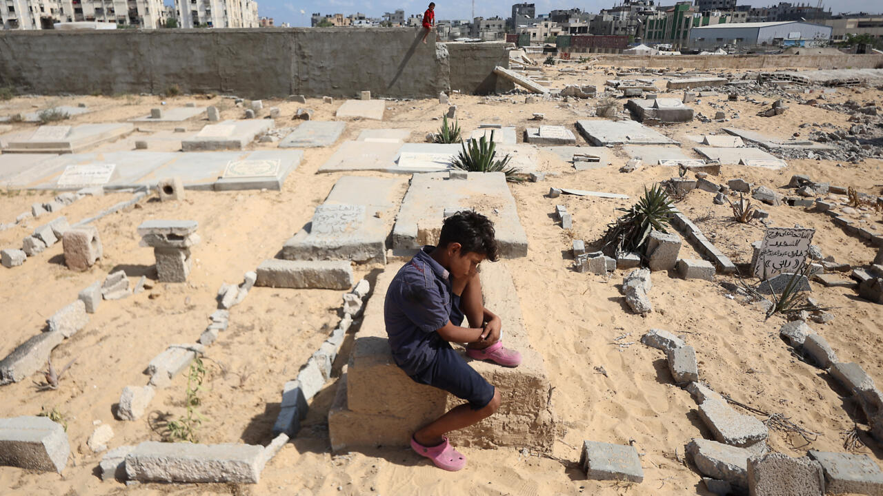 نازحون في غزة لجأوا إلى مقبرة: "نعيش مع الأموات"