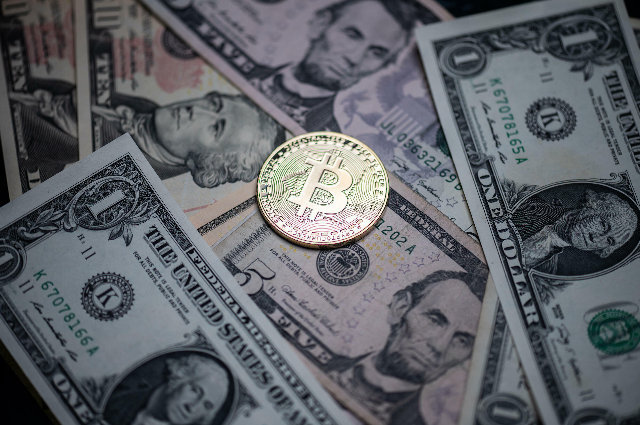 La criptomoneda (Bitcoin) coexiste con las denominaciones en dólares en una oficina cambiante en París, el 26 de abril de 2021