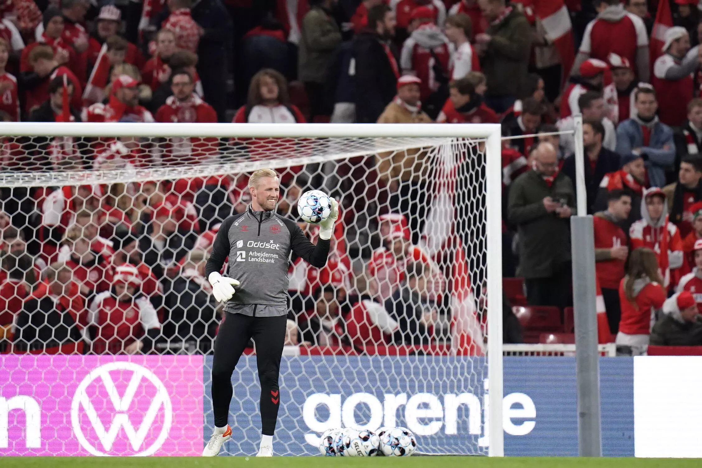 Le gardien danois Kasper Schmeichel à l'échauffement avant d'affronter l'Autriche en qualifications à la Coupe du monde 2022 le 12 octobre 2021 au stade Parken de Copenhague