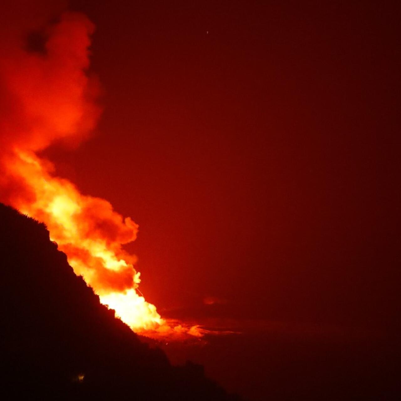 A Cuantos Grados Esta El Magma La lava del volcán de La Palma llega al océano y crea una nube de humo