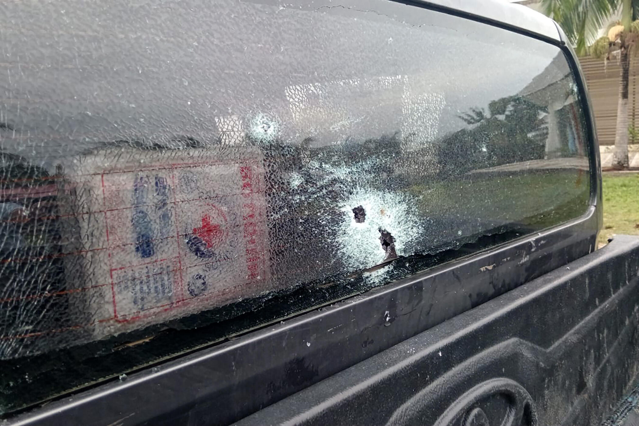 Photo publiée par Radio Kawsachun Coca (RKC) montrant des impacts de balles sur une voiture de type pick up dans laquelle se trouvait l'ancien président bolivien Evo Morales, à Cochabamba, en Bolivie.