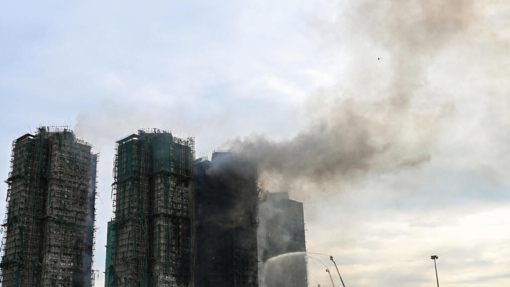 Incendie géant à Hong Kong : les pompiers toujours mobilisés, le bilan augmente
