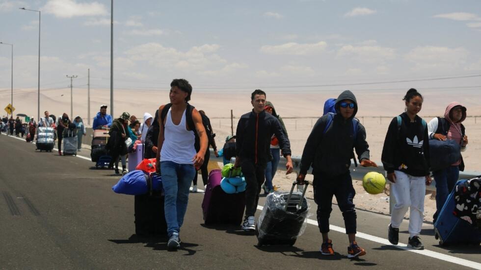 Migrantes venezolanos que buscan salir de Chile regresan a Arica desde el Complejo Fronterizo de Chacalluta después de no poder cruzar a Perú, el 28 de noviembre de 2025.