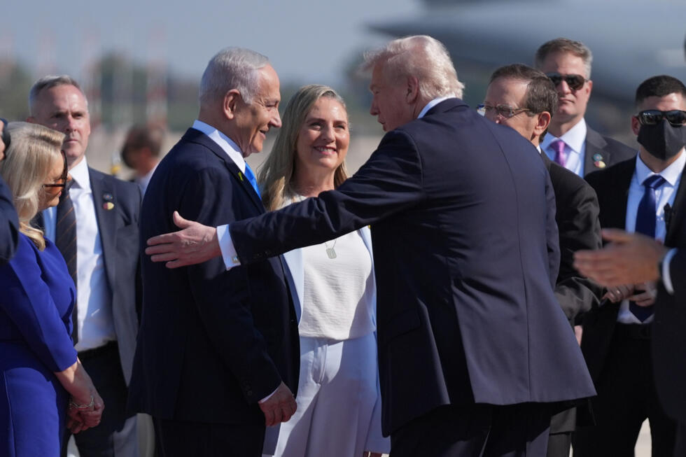 El presidente Trump saluda al primer ministro Netanyahu a su llegada a Israel. Tel Aviv, 13 de octubre de 2025. El líder republicano ha sido decisivo para poner límites a su par israelí.