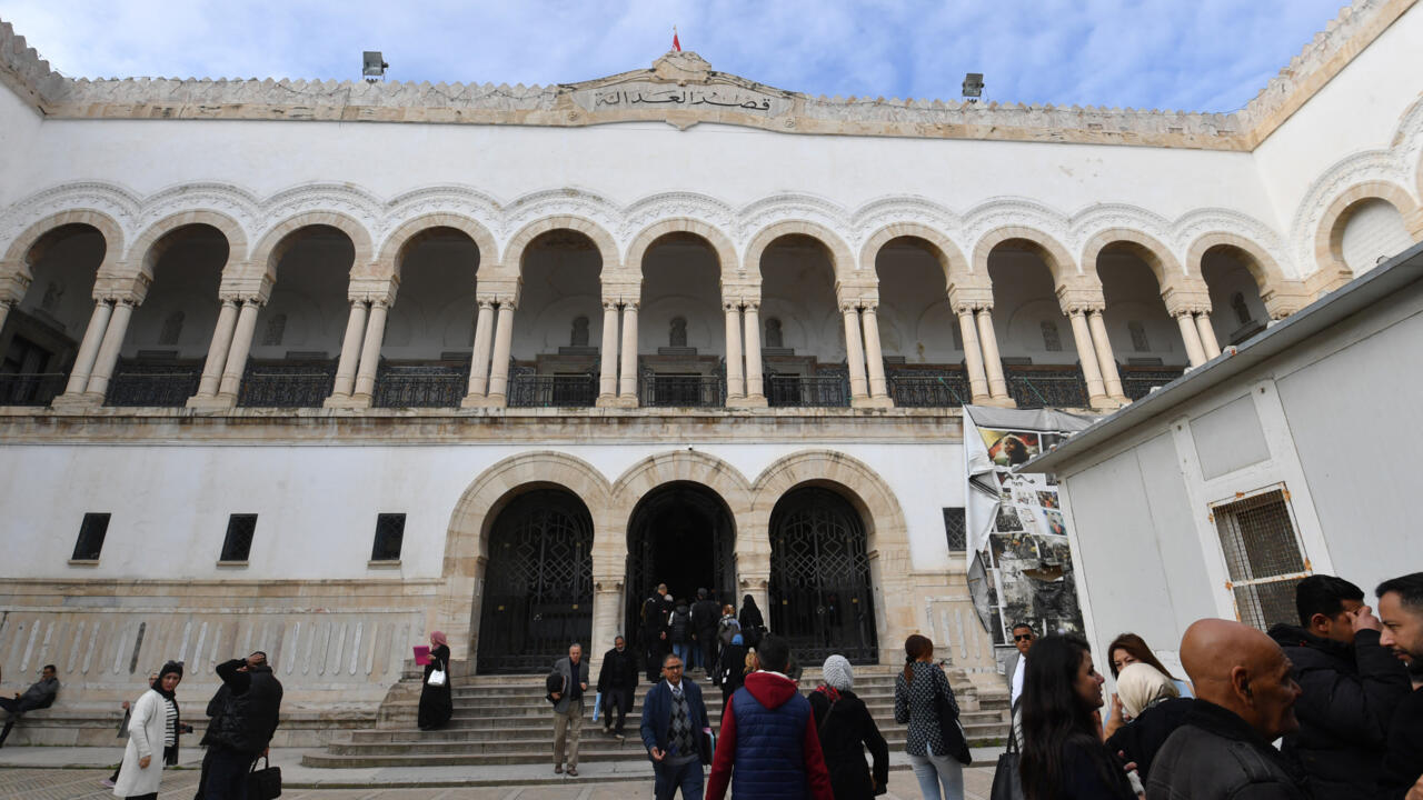 القضاء التونسي يفرج عن الصحافية شذى بلحاج مبارك المسجونة منذ 2023 على خلفية قضية تآمر