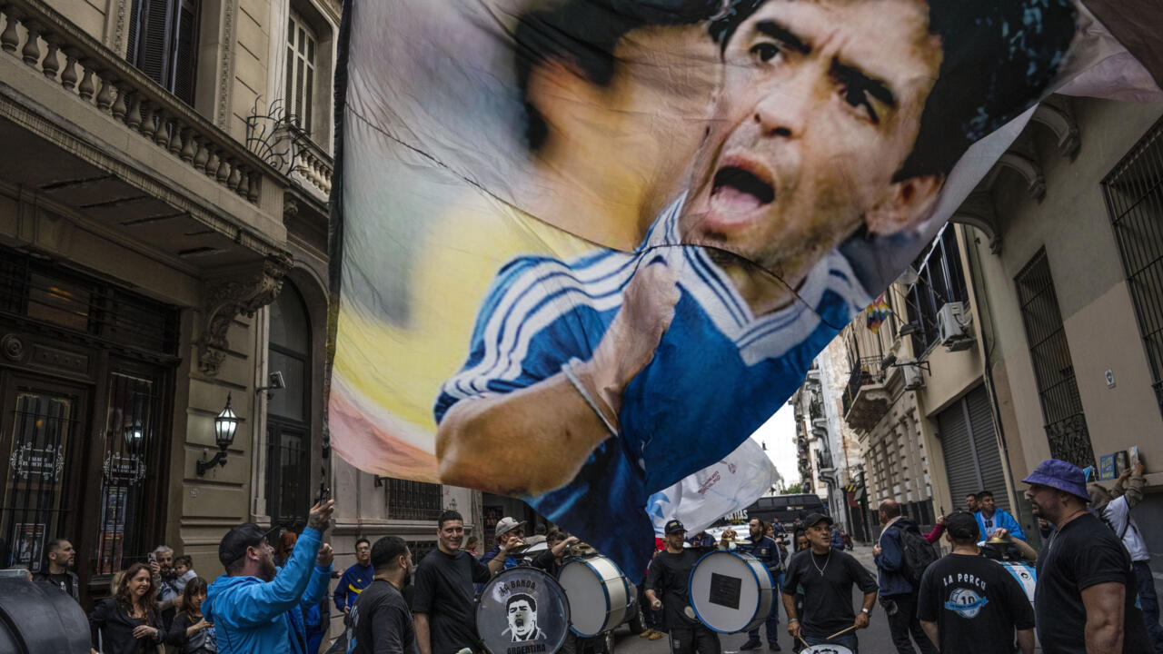 Aficionados agitan una bandera gigante con la imagen de Diego Armando Maradona, durante la celebración de un nuevo aniversario del gol con la "Mano de Dios", como se conoció a la anotación suya que definió la victoria de Argentina en los cuartos de final del Mundial de México '86 sobre Inglaterra. Buenos Aires, 22 de junio de 2024.