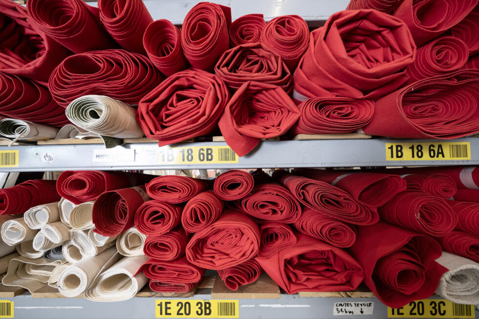 Des tapis rouges recyclés utilisés lors du dernier Festival de Cannes sont exposés dans les locaux de l'association "La réserve des arts" le 4 juin 2025 à Marseille.