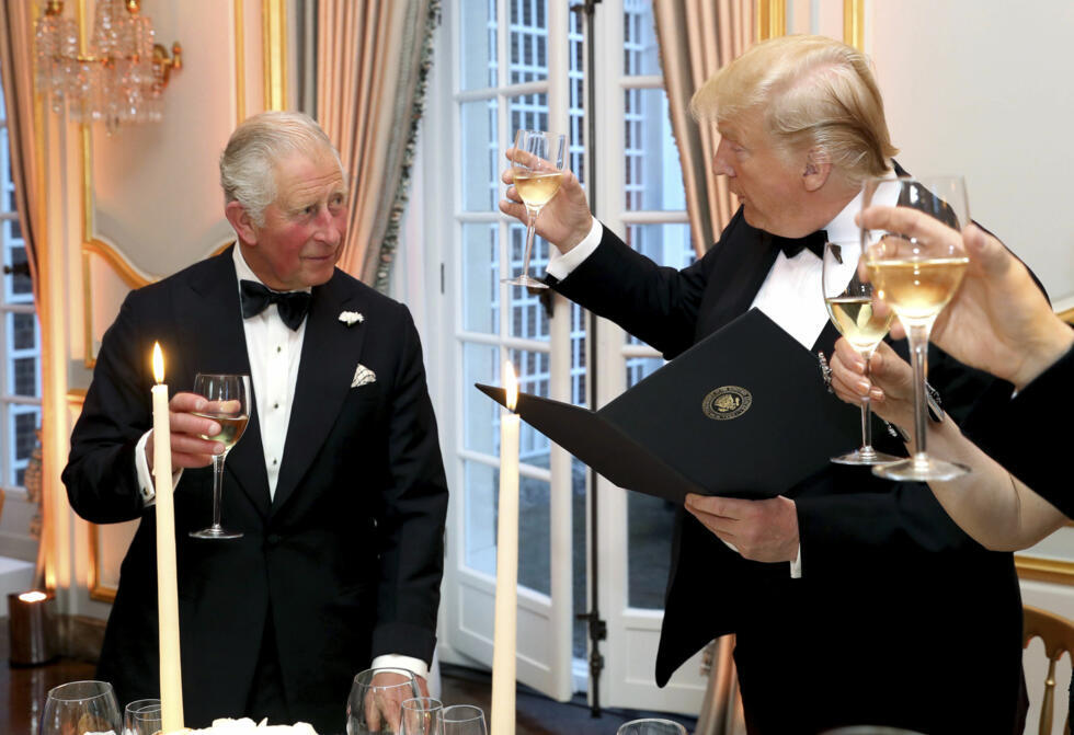 Le président américain Donald Trump et le prince Charles de Grande-Bretagne portent un toast lors du dîner de retour à Winfield House, la résidence de l'ambassadeur des États-Unis d'Amérique au Royaume-Uni, à Regent's Park, dans le cadre de la visite d'État du président au Royaume-Uni, à Londres, le mardi 4 juin 2019.