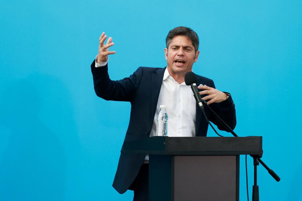 El gobernador de la provincia de Buenos Aires, Axel Kicillof, una de las principales figuras de la oposición peronista Fuerza Patria, durante un mitin de cierre de campaña, en Almirante Brown, Argentina, el 23 de octubre de 2025.