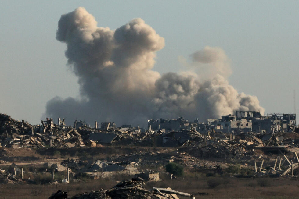 Photo prise depuis une position près de la frontière entre Israël et la bande de Gaza et montrant de la fumée s'élevant après une frappe israélienne sur le territoire palestinien, le 29 août 2025.