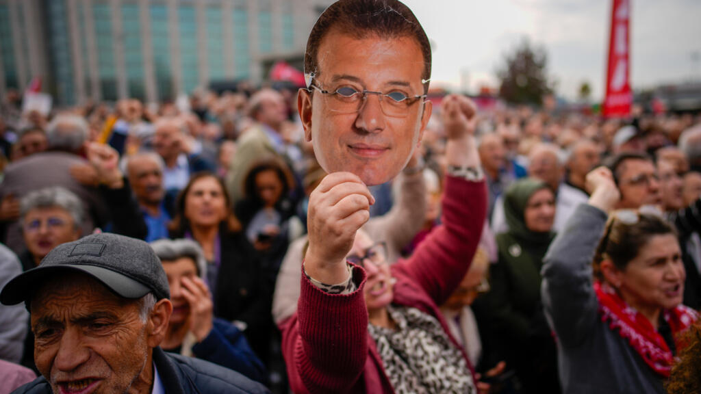 الادعاء العام التركي يوجه 142 تهمة لرئيس بلدية إسطنبول أكرم إمام أوغلو