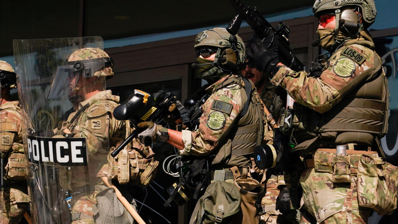 Tropas de la Guardia Nacional de California montan guardia mientras la gente asiste a una manifestación contra las redadas federales de inmigración, en Los Ángeles, California, EE. UU., el 9 de junio de 2025.