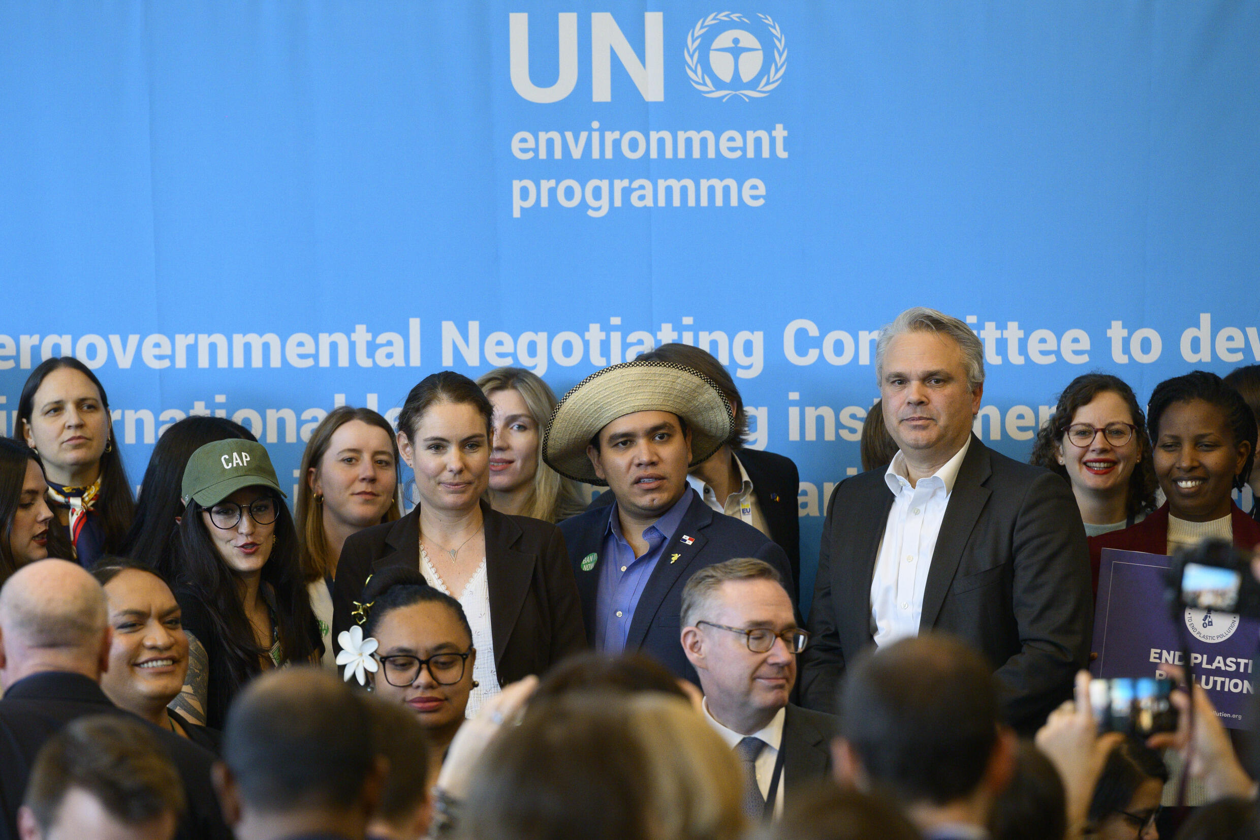 Les délégués de plusieurs pays favorables à un traité ambitieux contre la pollution plastique posent après une conférence de presse à Busan, en Corée du Sud, le 1er décembre 2024.