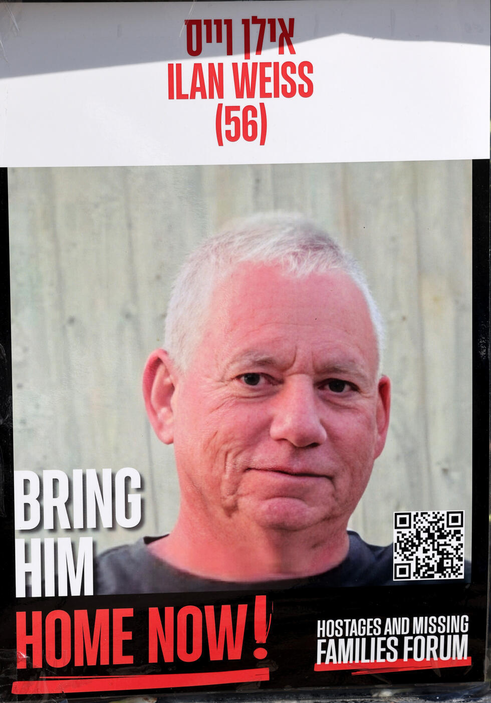 Une affiche avec le portrait de l'otage israélien Ilan Weiss, dont le corps a été ramené en Israël, accrochée sur une place à l'extérieur du Musée d'art de Tel-Aviv, le 21 janvier 2025.