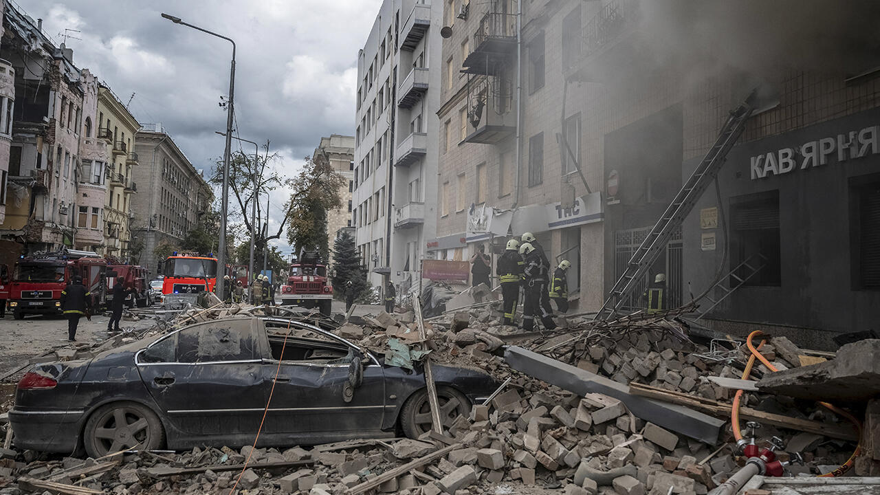 Los bomberos trabajan en el sitio de un edificio residencial afectado por un ataque militar ruso, en medio del ataque de Rusia a Ucrania, en Kharkiv, Ucrania, el 6 de septiembre de 2022.