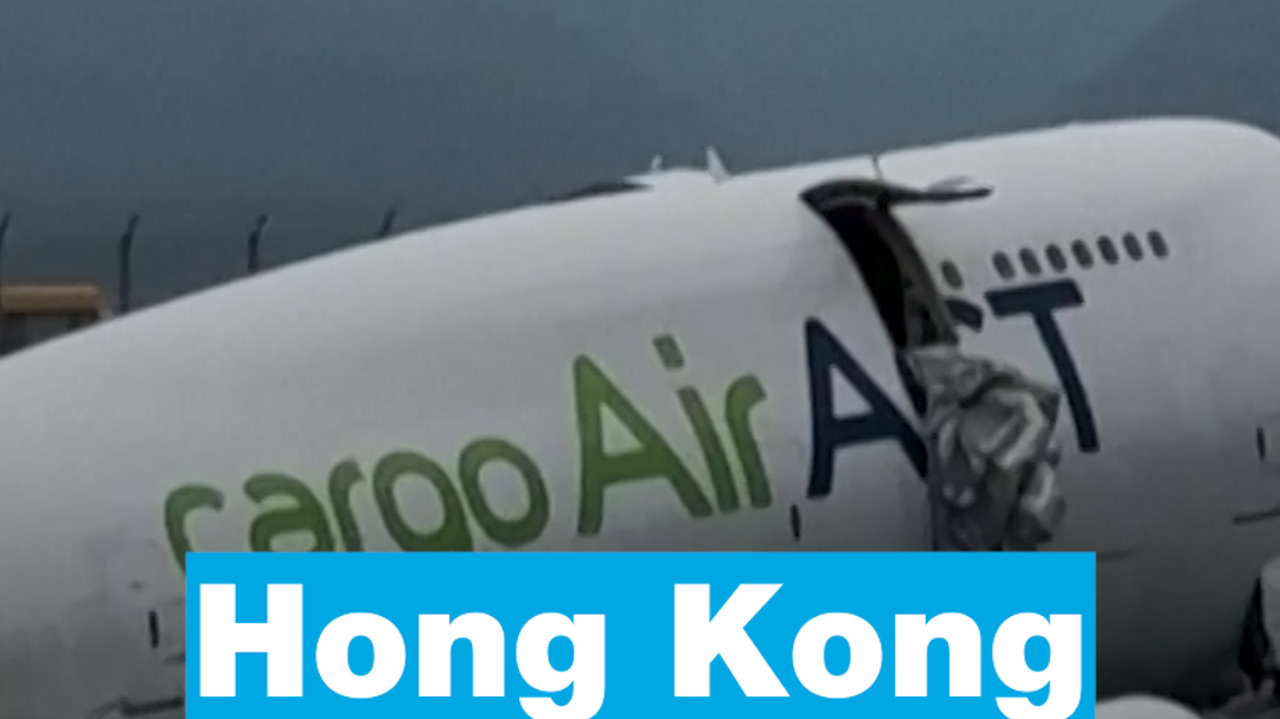 ✈️ A cargo aircraft skids off a Hong Kong runway into the sea, killing 2 airport workers