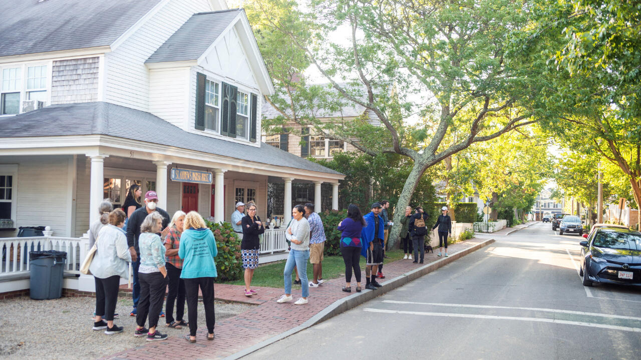Migrantes se reúnen después de ser trasladados desde Texas en un vuelo financiado por el gobernador de Florida, Ron DeSantis, en Edgartown, Massachusetts, EE. UU. 15 de septiembre de 2022.