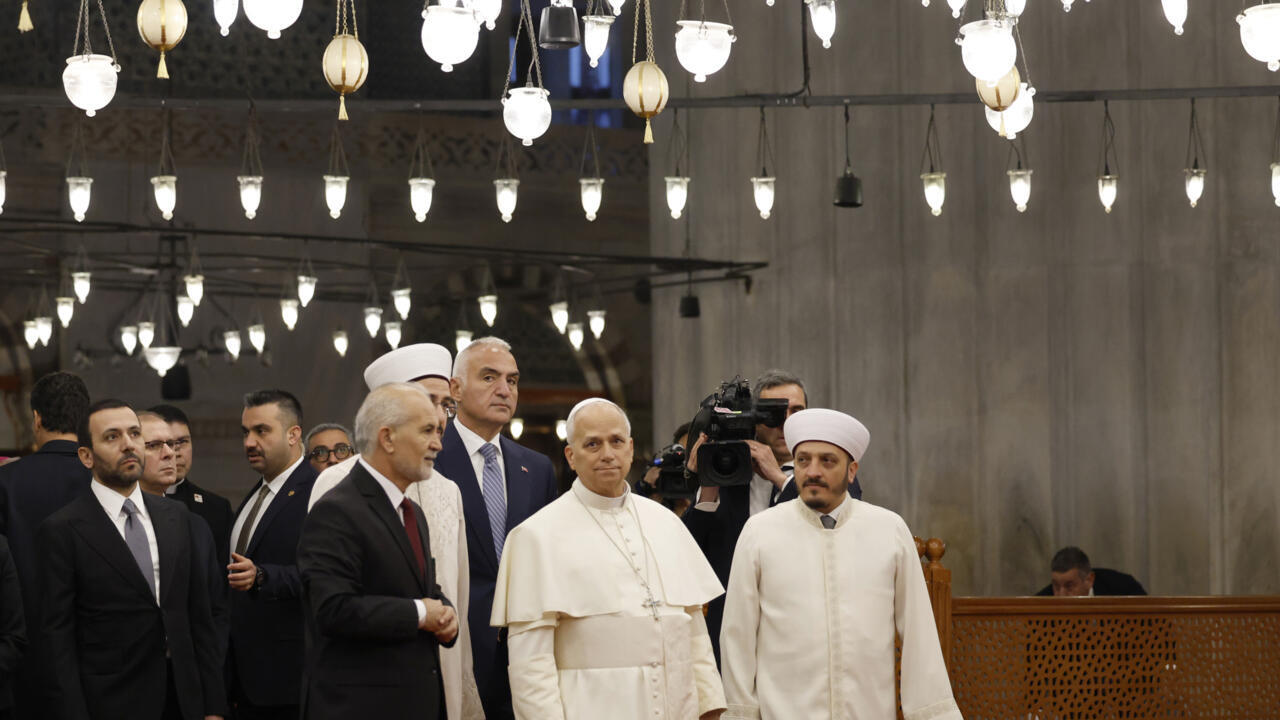 البابا لاوون الرابع عشر يزور الجامع الأزرق في اسطنبول