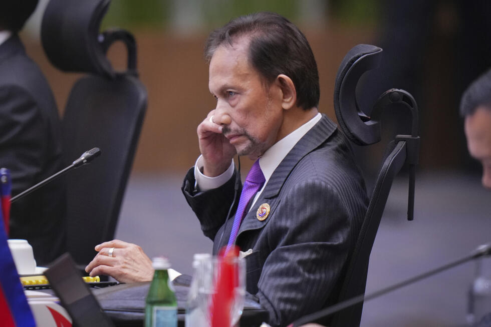 El sultán de Brunei, Hassanal Bolkiah, asiste a la sesión plenaria de la Cumbre de la Asociación de Naciones del Sudeste Asiático (ASEAN) en Kuala Lumpur, Malasia, el lunes 26 de mayo de 2025.