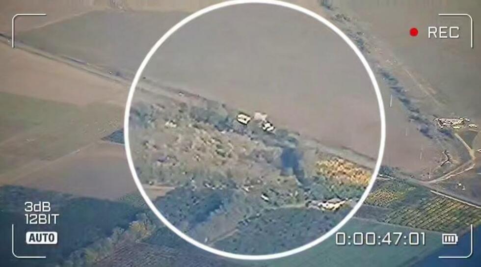 Les drones FPV kamikaze déployés par les Russes contre le convoi de l’ONU le 15 octobre 2025 étaient accompagnés d’un drone d’observation avec un zoom puissant qui donnait une parfaite visibilité aux pilotes et les permettait de guider les drones FPV à leur cibles.