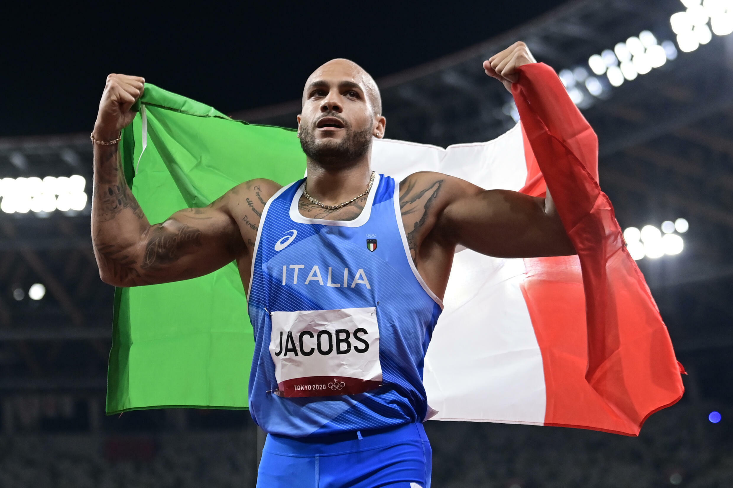 Marcel Jacobs d'Italia celebra la sua vittoria nella finale dei 100 metri maschili alle Olimpiadi di Tokyo il 1 agosto 2021 allo Stadio Olimpico di Tokyo.