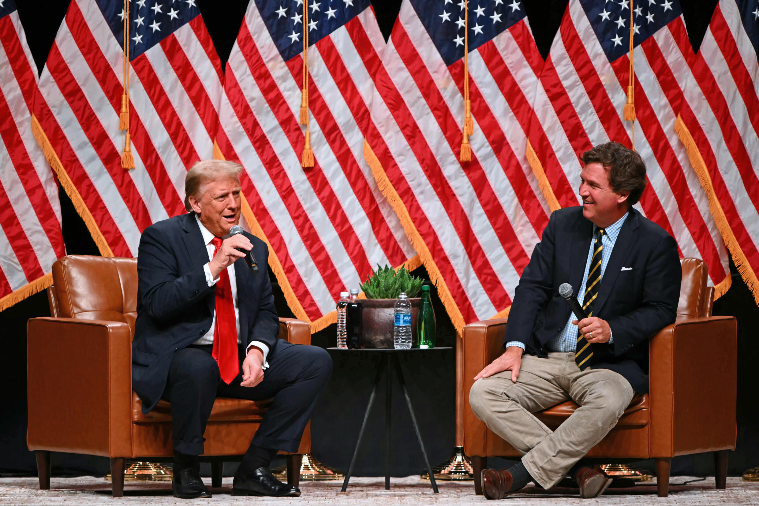 L'ancien président américain et candidat républicain à la présidentielle, Donald Trump (g) lors d'une interview avec Tucker Carlson, le 31 octobre 2024 à Glendale, en Arizona.